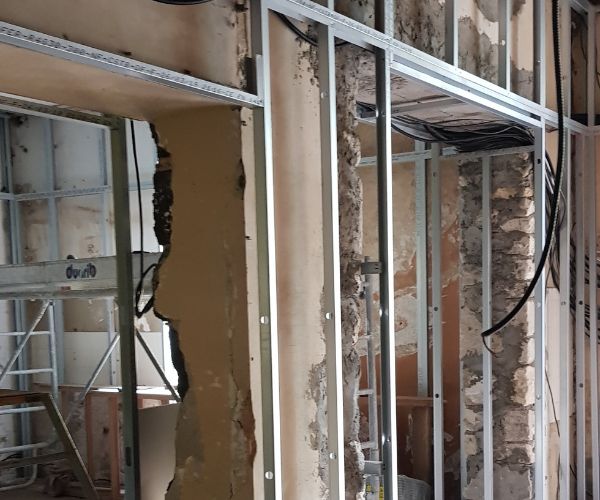 Création de cloisons pour réaménagement intérieur, chantier de rénovation à Semussac