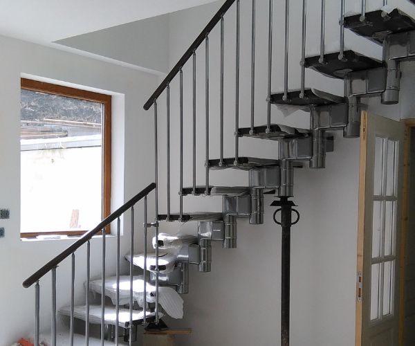 Pose d'escalier en métal sur mesure, rénovation intérieure par Decolo GT