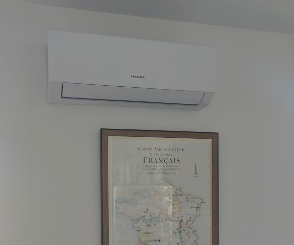 Installation de climatisation murale par Decolo GT, confort thermique à domicile