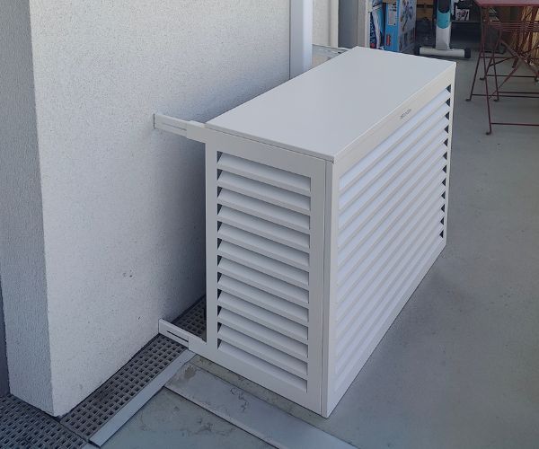 Habillage de groupe extérieur de climatisation, installation soignée par Decolo GT
