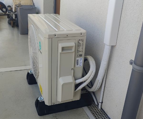 Installation de groupe extérieur de climatisation, travaux de chauffage par Decolo GT