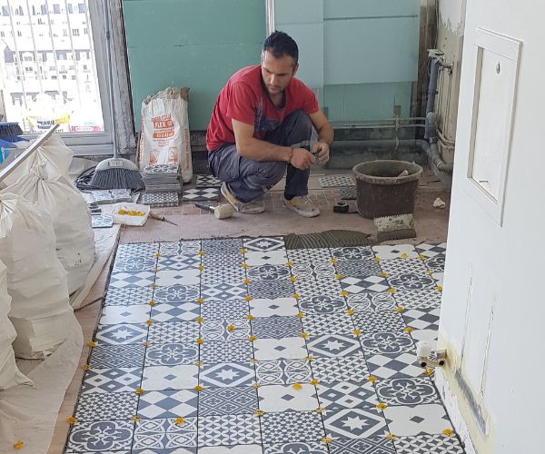 Pose de carrelage décoratif noir et blanc par Decolo GT, rénovation d'intérieur à Saintes